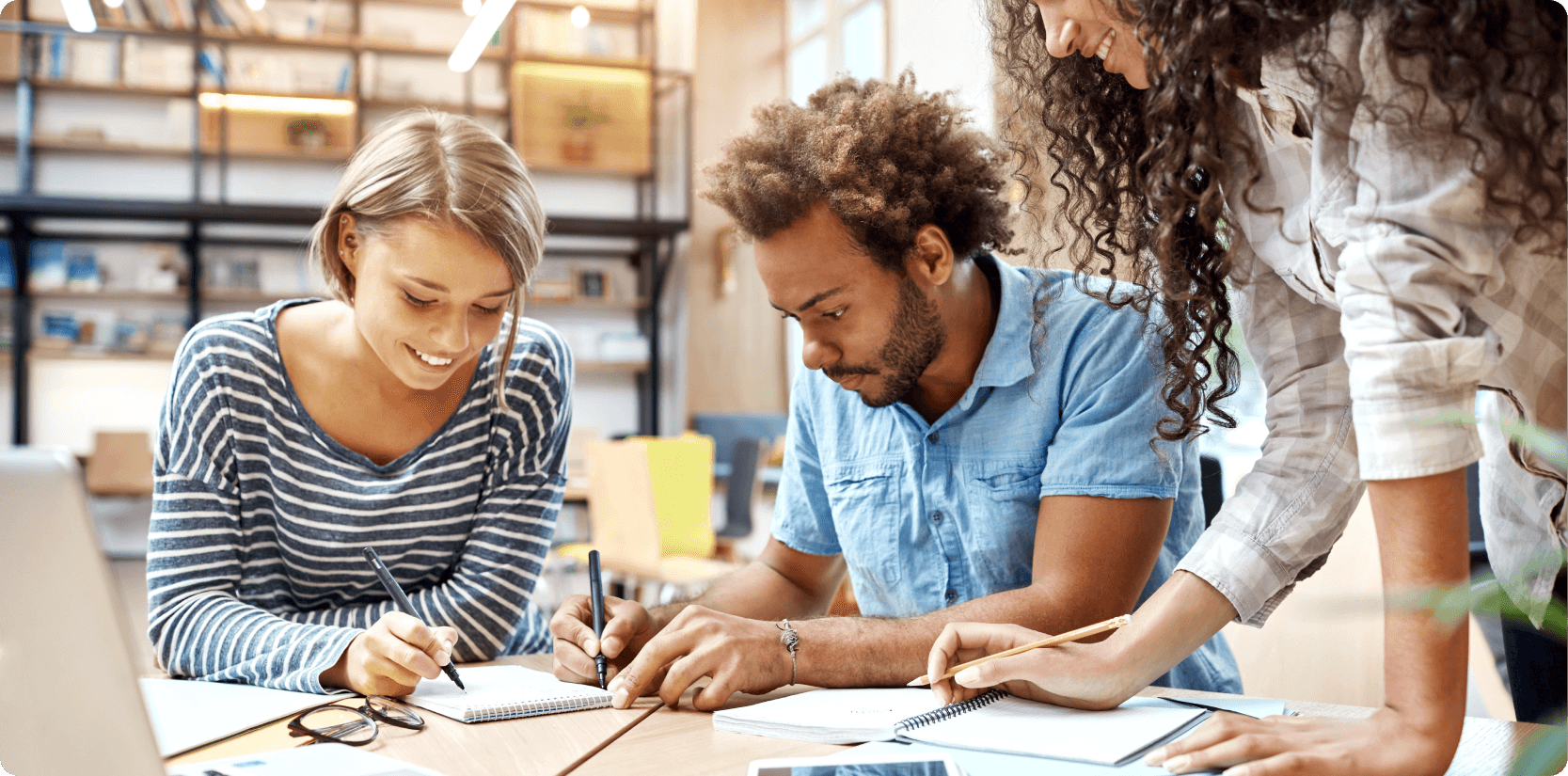 Une equipe de collaborateurs en train de travailler.